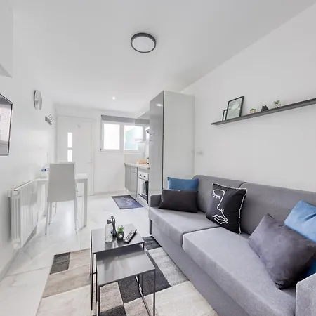 - 4 Personnes - Parking Prive - Metro 7 - Rer B