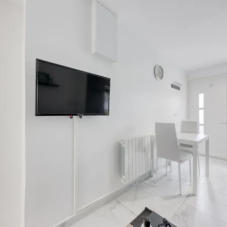 - 4 Personnes - Parking Prive - Metro 7 - Rer B La Courneuve